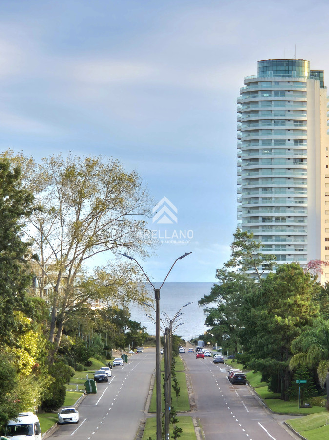 Apartamento ID.4539 - Oportunidad Apartamento 2 dormitorios moderno gran terraza cochera piscina Playa Mansa Punta del Este