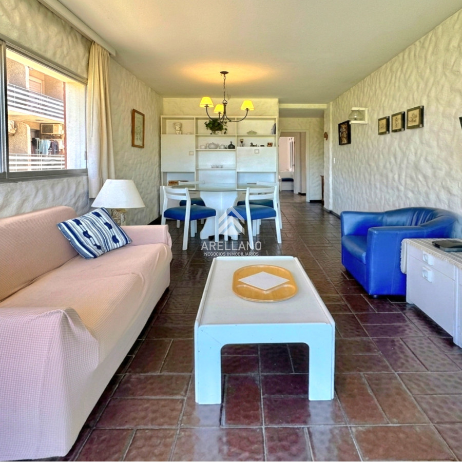 Apartamento ID.6079 - Oportunidad 2 dormitorios con balcón primera línea Playa Mansa 