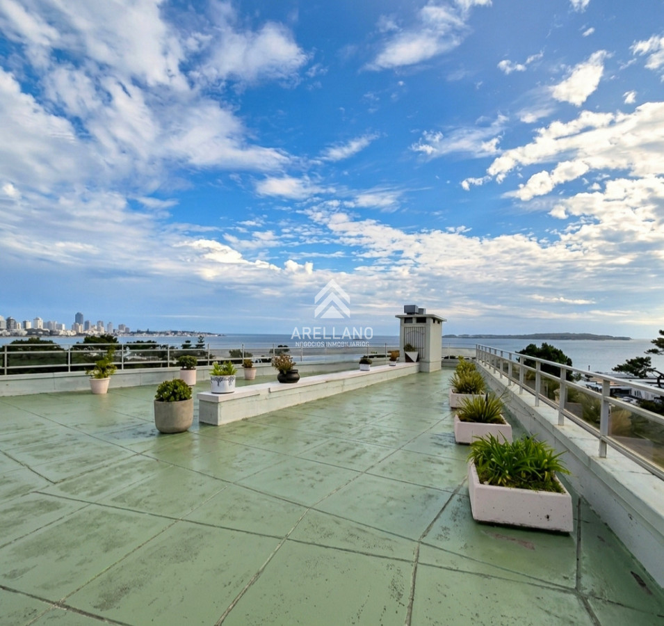 Apartamento ID.6176 - Apartamento reciclado frente al mar Playa Mansa 3 dormitorios terraza con barbacoa uso exclusivo y vista el mar Punta del Este