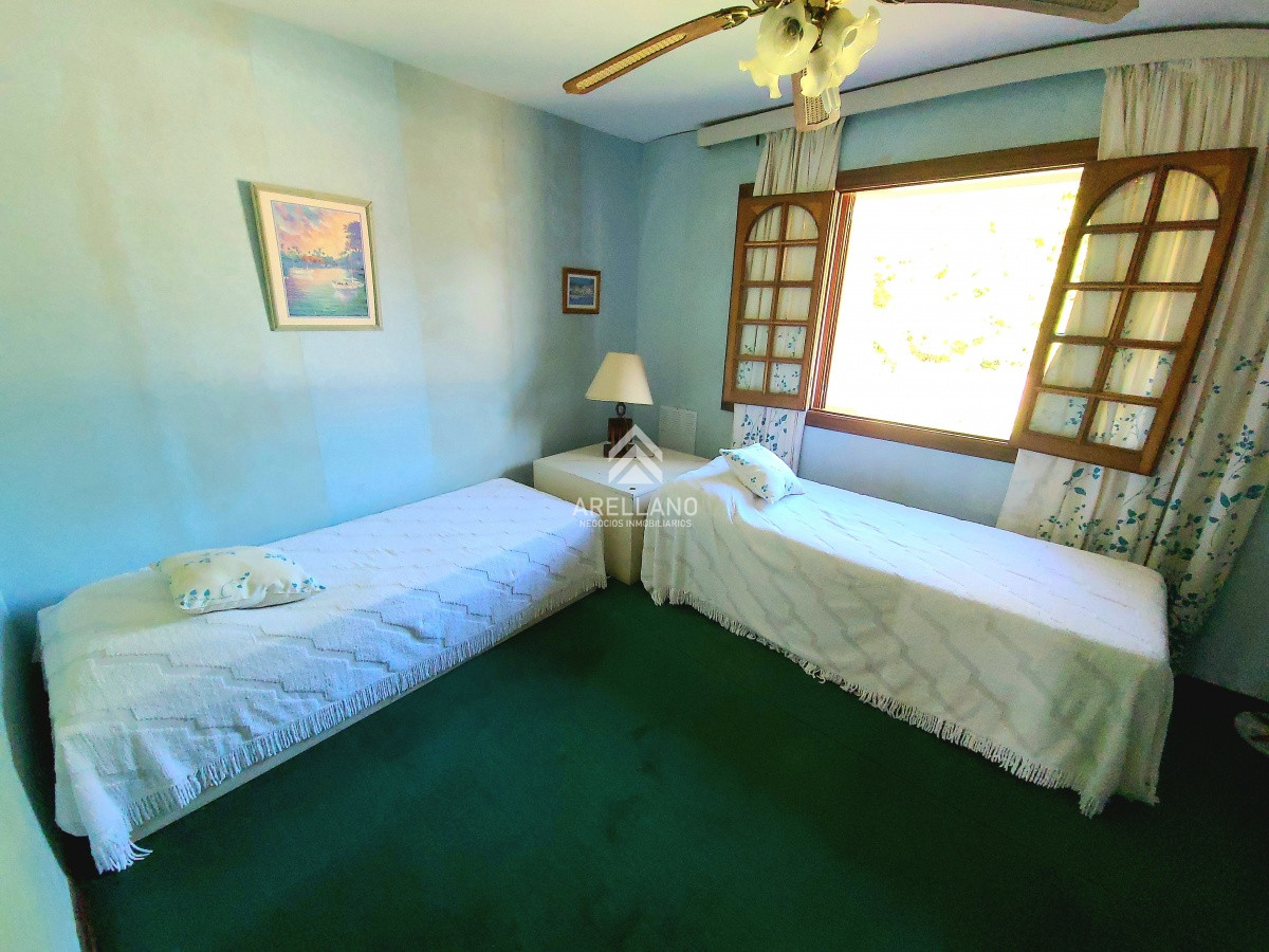 Apartamento ID.4480 - Oportunidad venta casa 2 dormitorios Playa Mansa cochera y parrillero