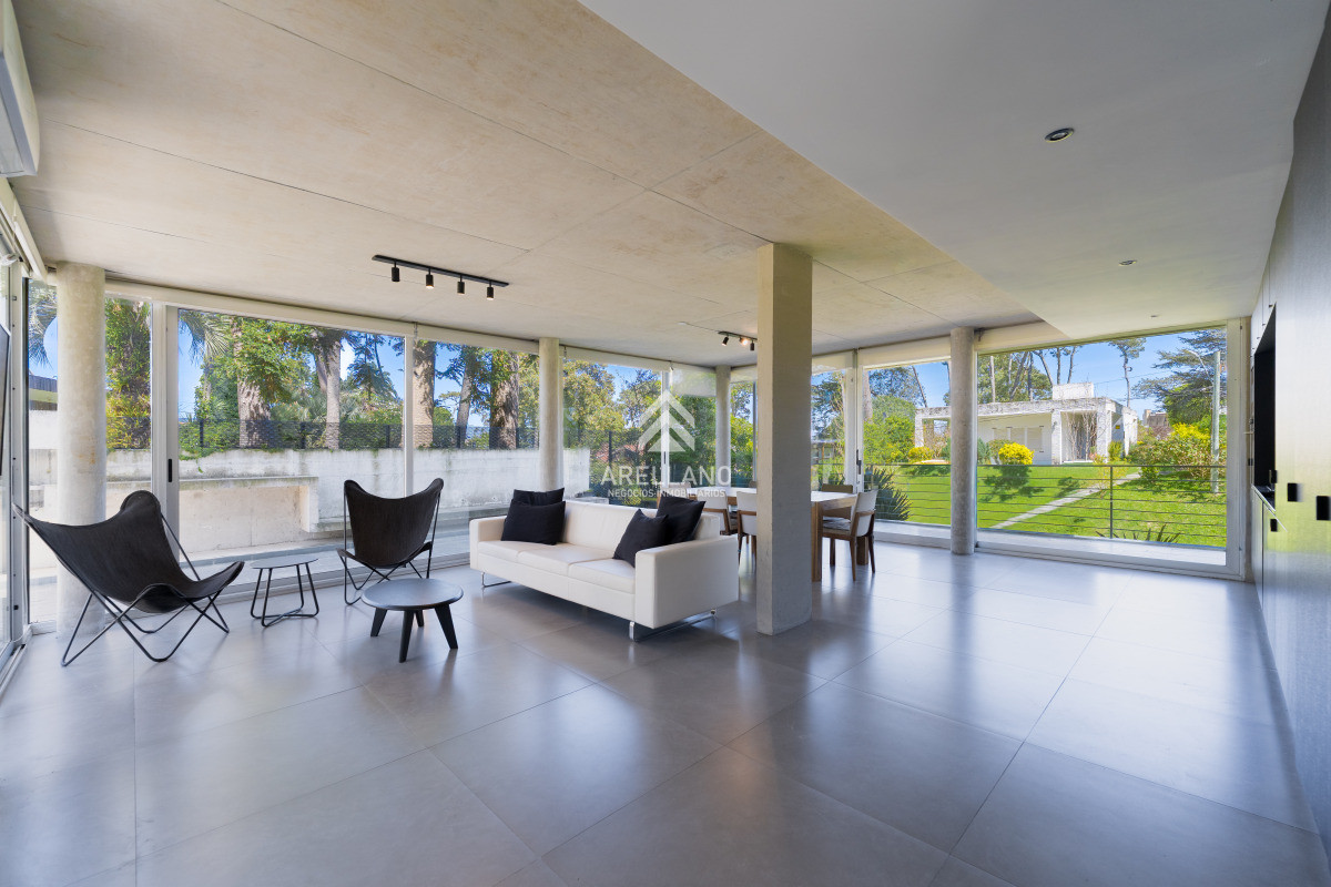 Apartamento ID.5572 - Planta de Categoría apartamento 3 dormitorios moderno con parrillero en Playa Mansa Punta del Este