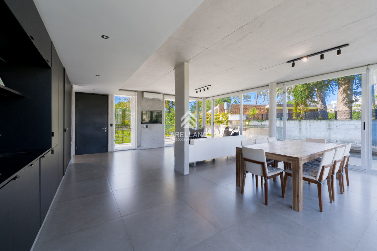 Apartamento ID.5572 - Planta de Categoría apartamento 3 dormitorios moderno con parrillero en Playa Mansa Punta del Este