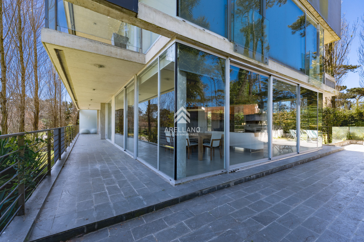 Apartamento ID.5572 - Planta de Categoría apartamento 3 dormitorios moderno con parrillero en Playa Mansa Punta del Este