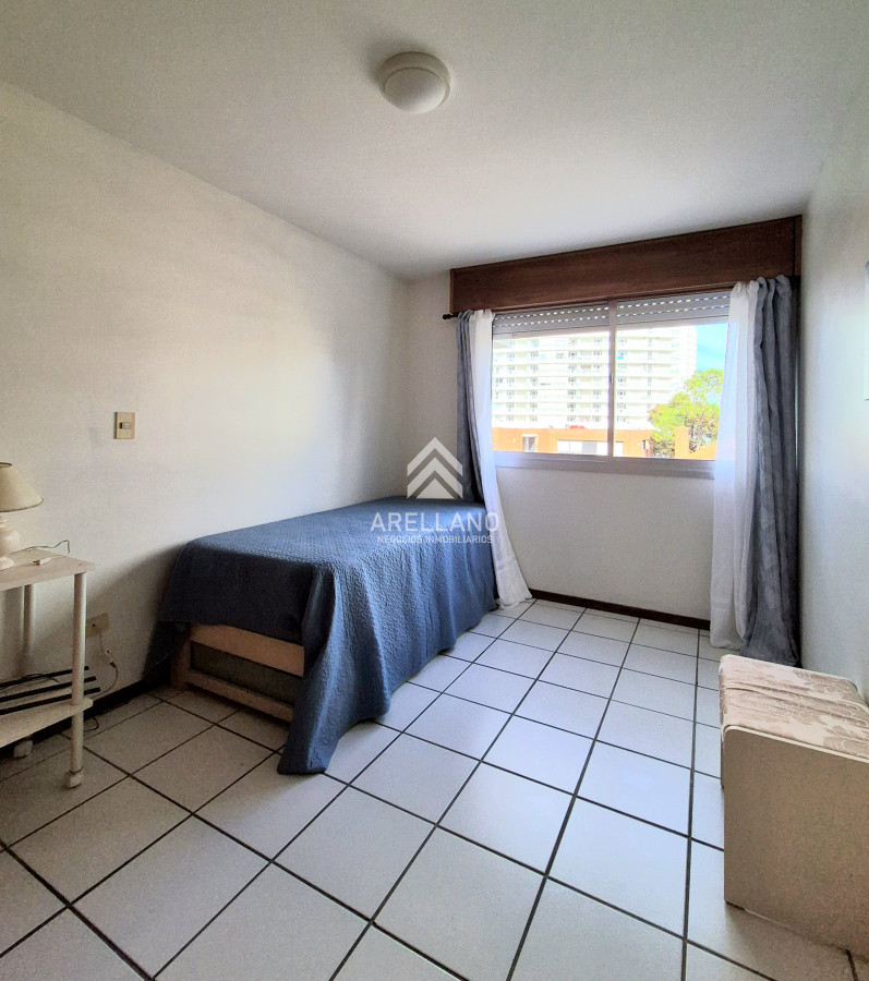 Apartamento ID.4542 - Venta Apartamento 2 dormitorios terraza cochera a sólo 100mts del mar en Playa Mansa Punta del Este