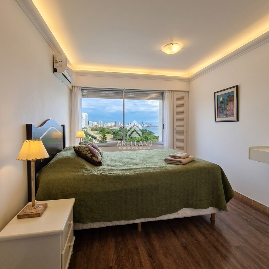 Apartamento ID.6176 - Apartamento reciclado frente al mar Playa Mansa 3 dormitorios terraza con barbacoa uso exclusivo y vista el mar Punta del Este