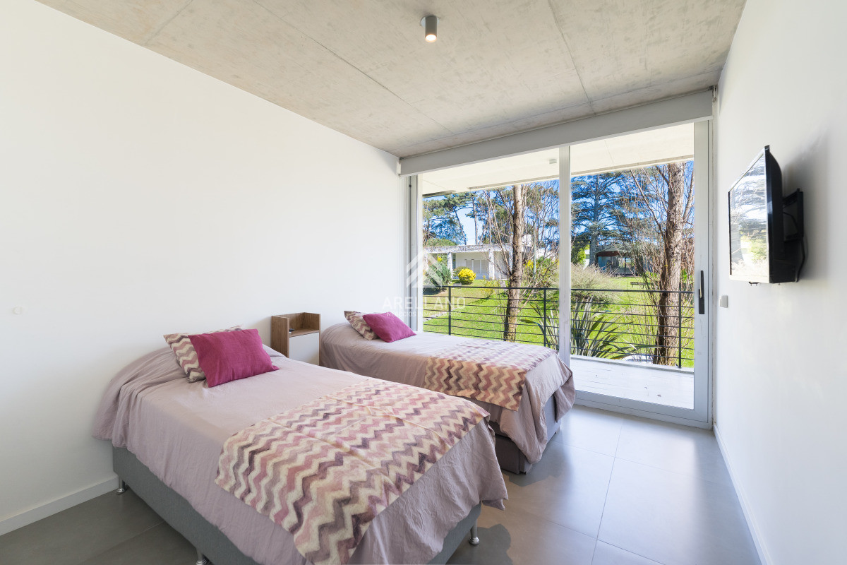 Apartamento ID.5572 - Planta de Categoría apartamento 3 dormitorios moderno con parrillero en Playa Mansa Punta del Este