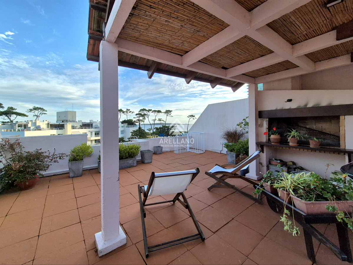 Apartamento ID.2510 - Venta Penthouse con barbacoa de uso exclusivo Playa Mansa Punta del Este