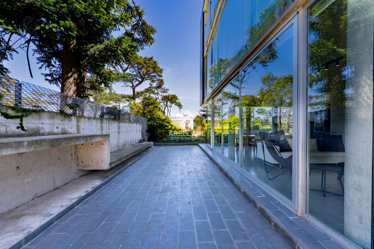 Apartamento ID.5572 - Planta de Categoría apartamento 3 dormitorios moderno con parrillero en Playa Mansa Punta del Este