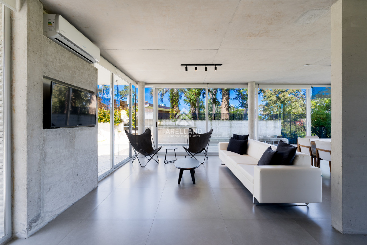 Apartamento ID.5572 - Planta de Categoría apartamento 3 dormitorios moderno con parrillero en Playa Mansa Punta del Este