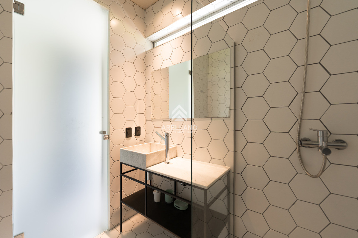 Apartamento ID.5572 - Planta de Categoría apartamento 3 dormitorios moderno con parrillero en Playa Mansa Punta del Este