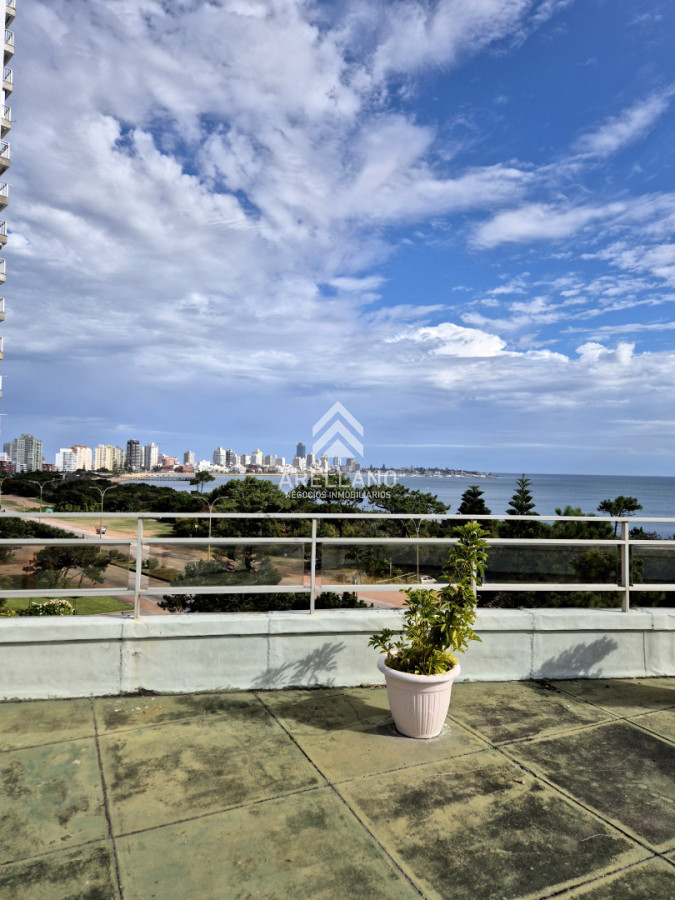Apartamento ID.6176 - Apartamento reciclado frente al mar Playa Mansa 3 dormitorios terraza con barbacoa uso exclusivo y vista el mar Punta del Este