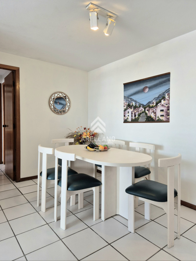 Apartamento ID.4542 - Venta Apartamento 2 dormitorios terraza cochera a sólo 100mts del mar en Playa Mansa Punta del Este