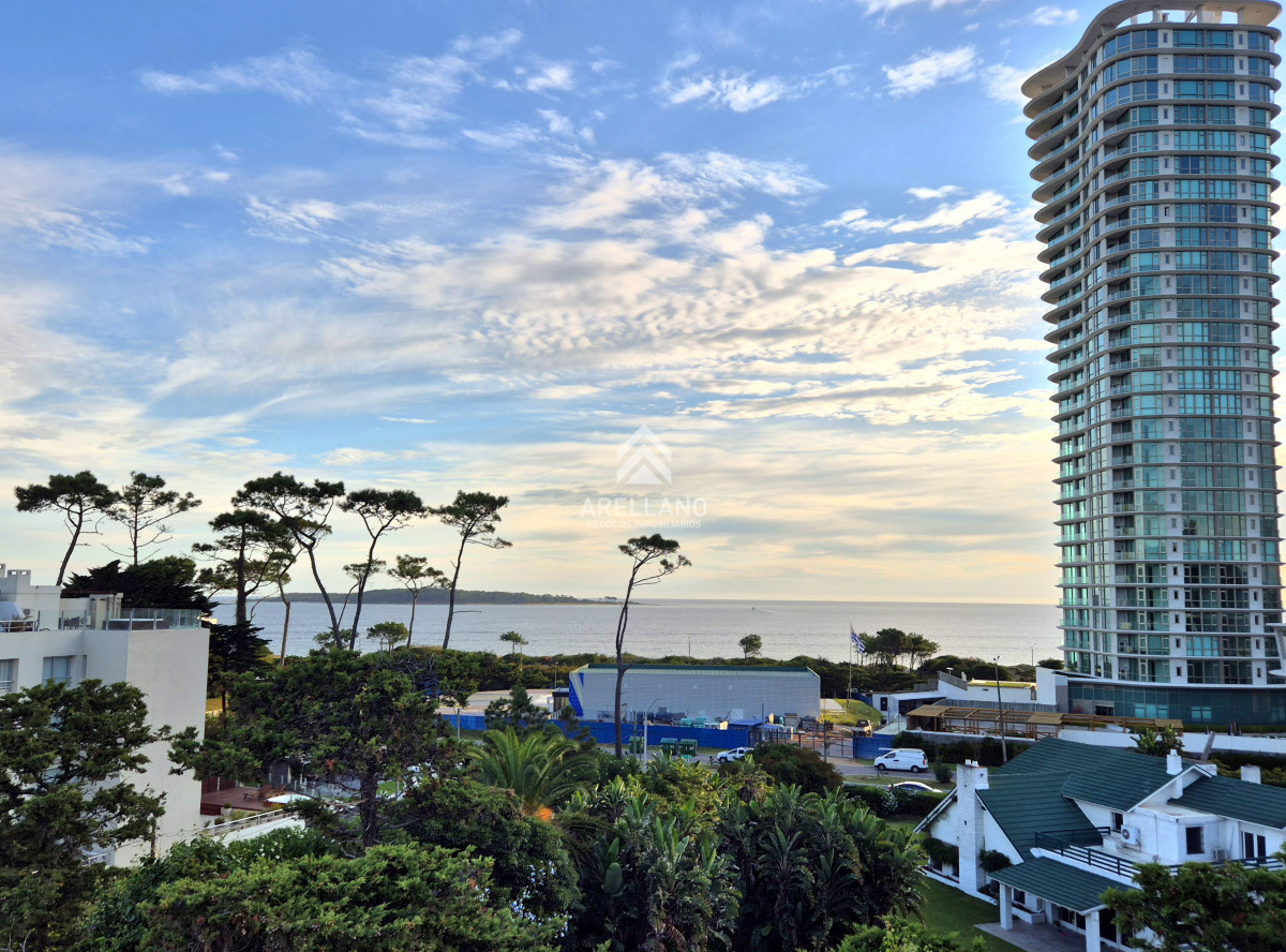 Apartamento ID.2510 - Venta Penthouse con barbacoa de uso exclusivo Playa Mansa Punta del Este