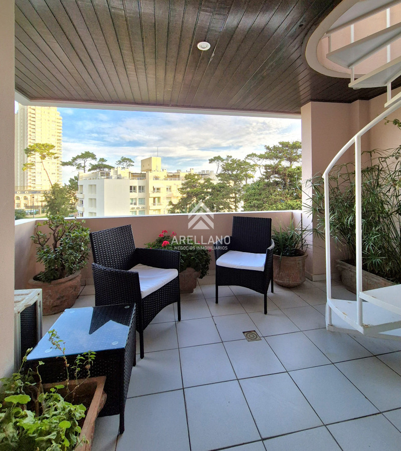 Apartamento ID.2510 - Venta Penthouse con barbacoa de uso exclusivo Playa Mansa Punta del Este