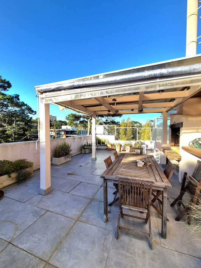 Apartamento ID.4885 - Penthouse 3 dormitorios barbacoa uso exclusivo garage piscina Playa Mansa Punta del Este