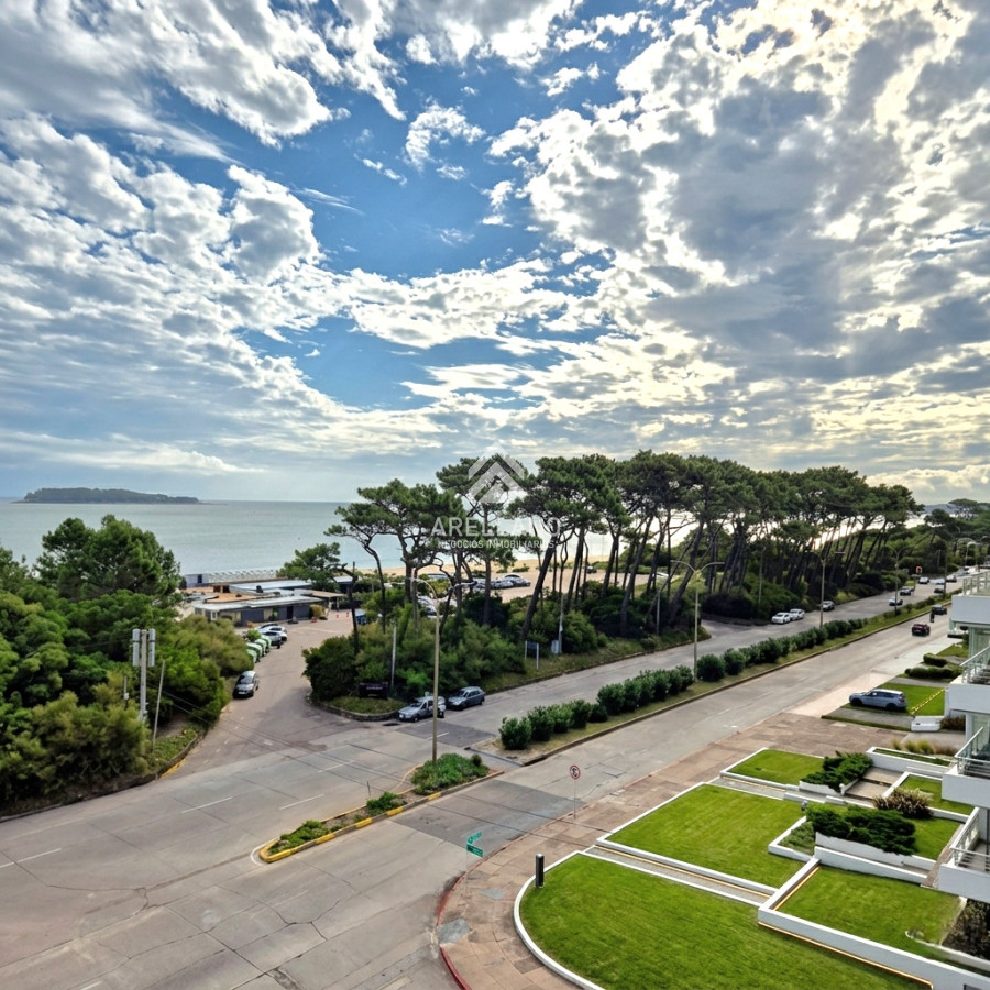 Apartamento ID.6176 - Apartamento reciclado frente al mar Playa Mansa 3 dormitorios terraza con barbacoa uso exclusivo y vista el mar Punta del Este