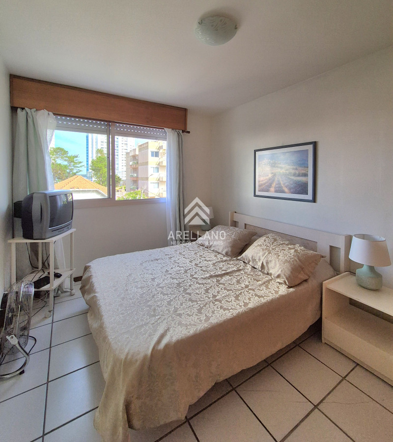 Apartamento ID.4542 - Venta Apartamento 2 dormitorios terraza cochera a sólo 100mts del mar en Playa Mansa Punta del Este
