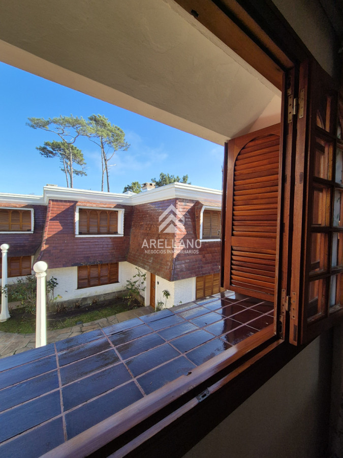 Apartamento ID.4480 - Oportunidad venta casa 2 dormitorios Playa Mansa cochera y parrillero