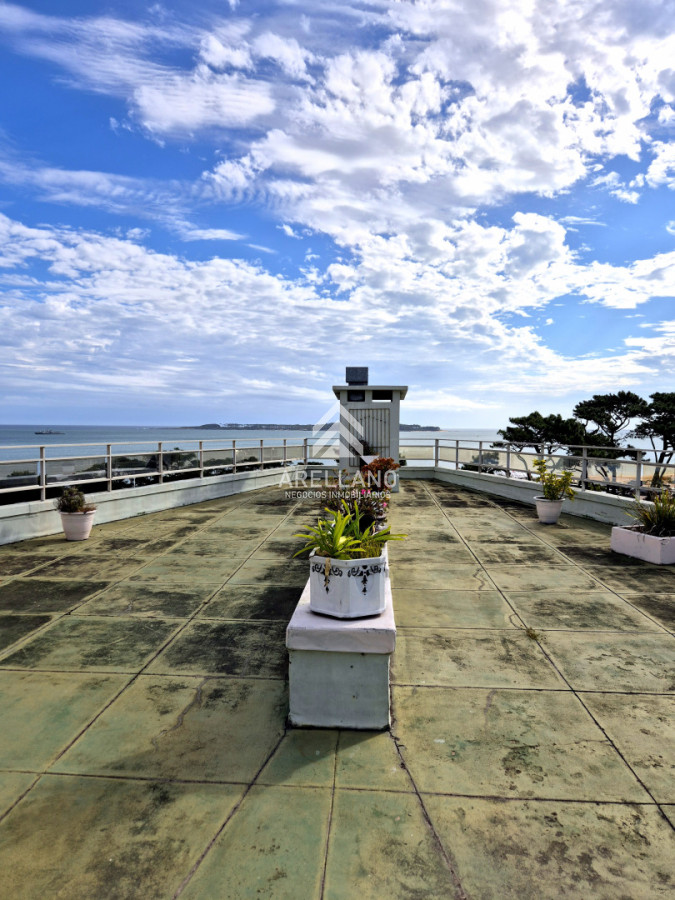 Apartamento ID.6176 - Apartamento reciclado frente al mar Playa Mansa 3 dormitorios terraza con barbacoa uso exclusivo y vista el mar Punta del Este