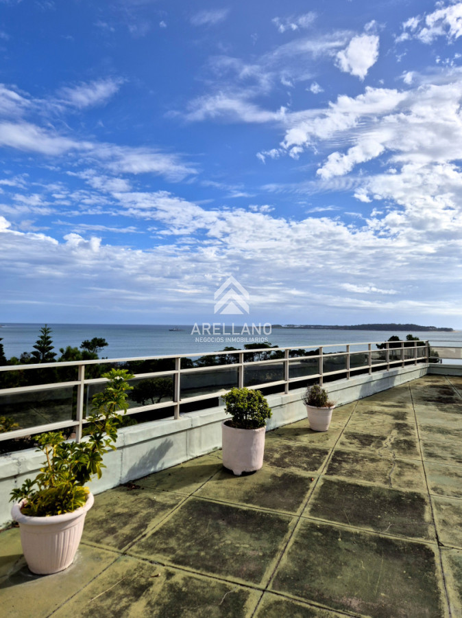 Apartamento ID.6176 - Apartamento reciclado frente al mar Playa Mansa 3 dormitorios terraza con barbacoa uso exclusivo y vista el mar Punta del Este