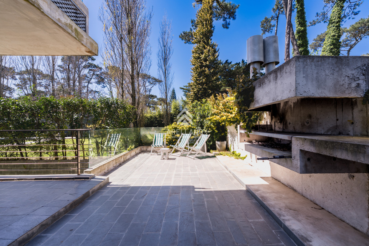 Apartamento ID.5572 - Planta de Categoría apartamento 3 dormitorios moderno con parrillero en Playa Mansa Punta del Este