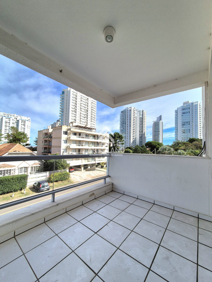 Apartamento ID.4542 - Venta Apartamento 2 dormitorios terraza cochera a sólo 100mts del mar en Playa Mansa Punta del Este
