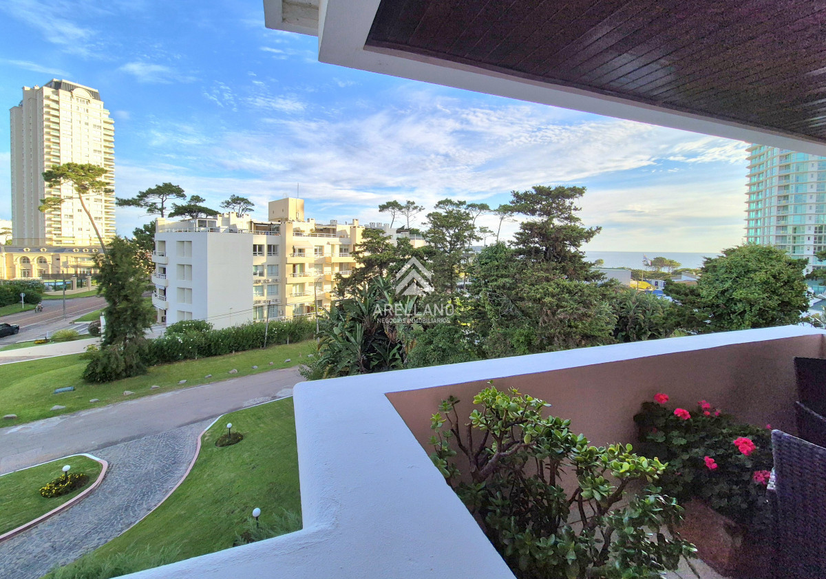 Apartamento ID.2510 - Venta Penthouse con barbacoa de uso exclusivo Playa Mansa Punta del Este