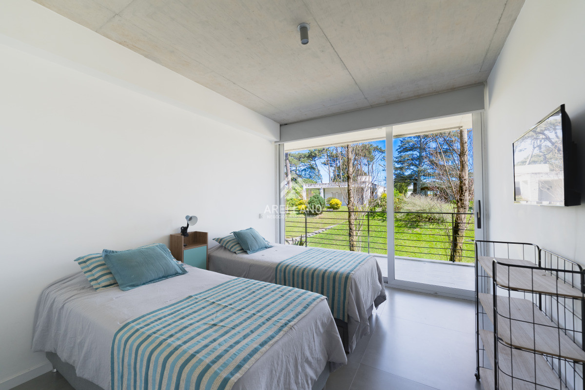 Apartamento ID.5572 - Planta de Categoría apartamento 3 dormitorios moderno con parrillero en Playa Mansa Punta del Este