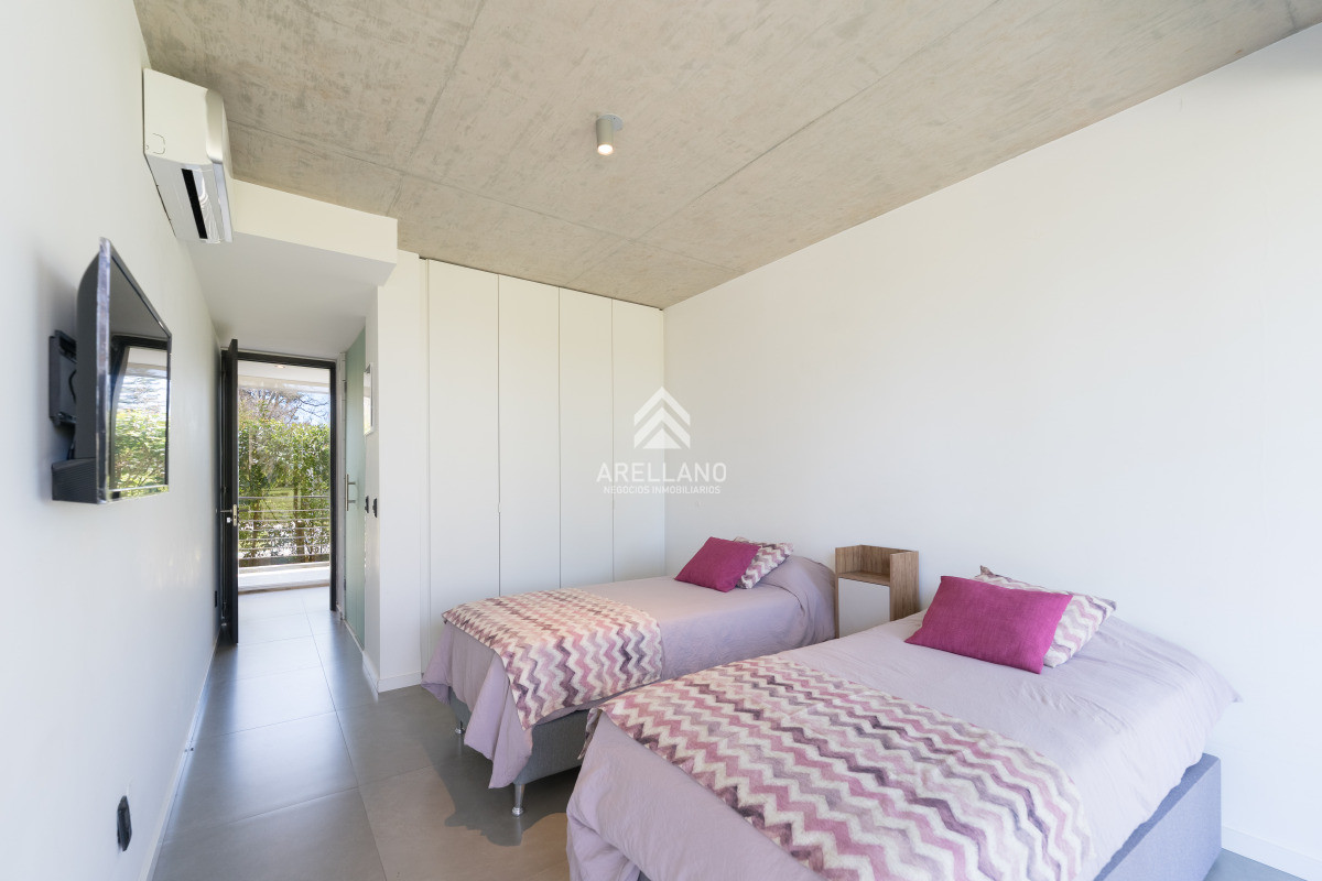 Apartamento ID.5572 - Planta de Categoría apartamento 3 dormitorios moderno con parrillero en Playa Mansa Punta del Este