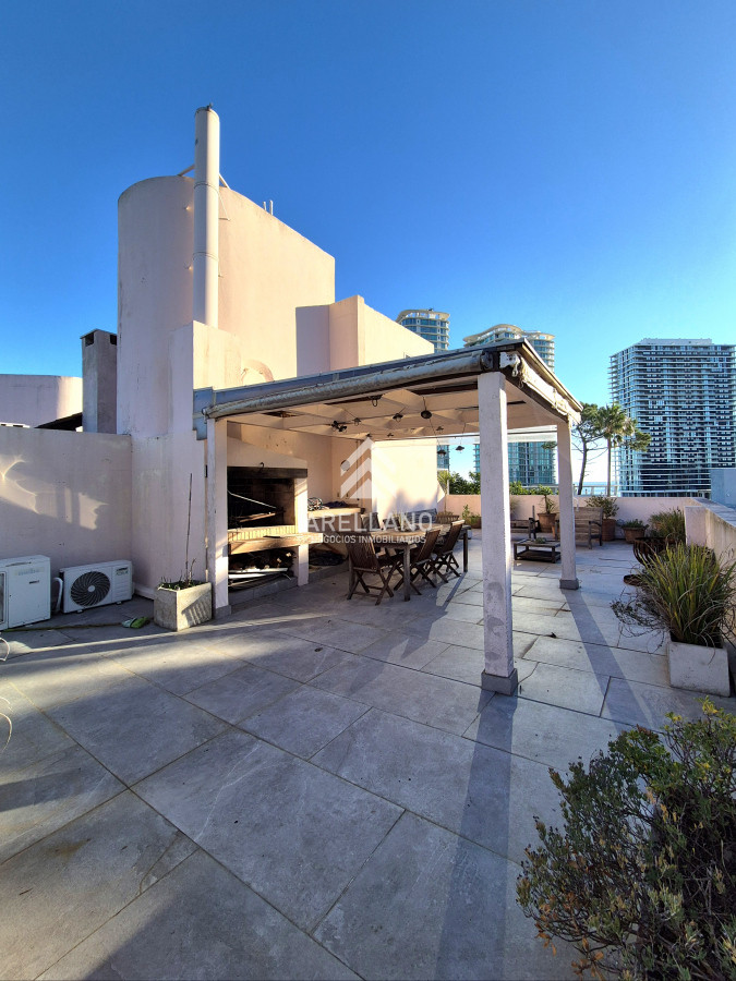 Apartamento ID.4885 - Penthouse 3 dormitorios barbacoa uso exclusivo garage piscina Playa Mansa Punta del Este