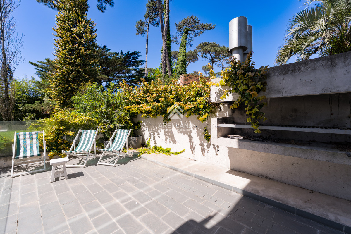 Apartamento ID.5572 - Planta de Categoría apartamento 3 dormitorios moderno con parrillero en Playa Mansa Punta del Este