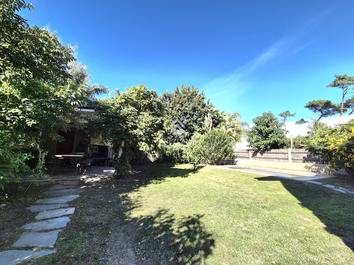 Casa ID.4878 - Oportunidad Casa de 4 dormitorios cercana al mar construcción tradicional barbacoa piscina Playa Mansa Punta del Este