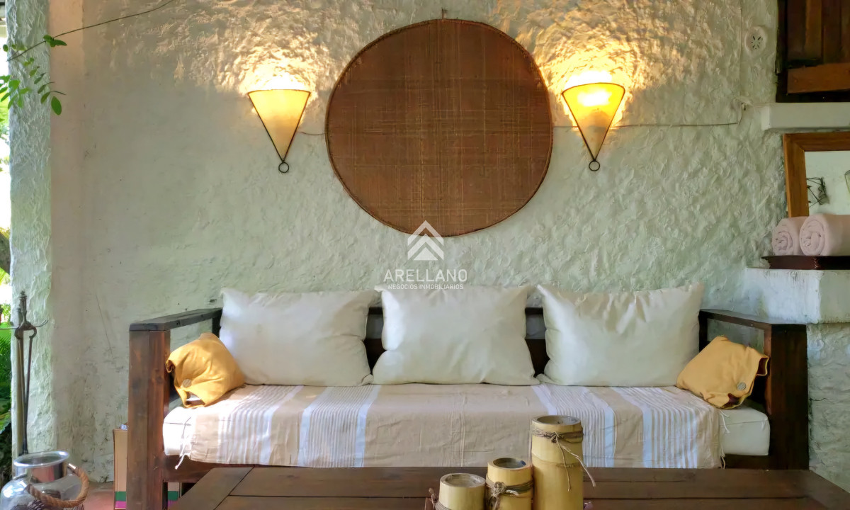 Casa ID.4366 - Venta Casa 2 dormitorios + 2 dependencias completas en Pinares con piscina climatizada y barbacoa cercana al mar Punta del Este