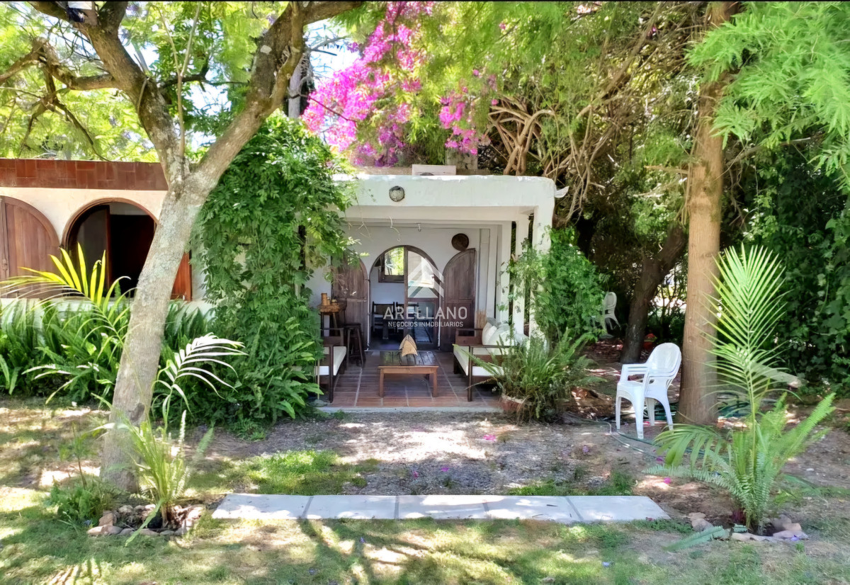 Casa ID.4366 - Venta Casa 2 dormitorios + 2 dependencias completas en Pinares con piscina climatizada y barbacoa cercana al mar Punta del Este