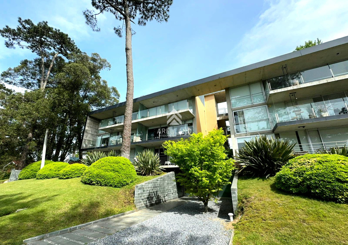 Apartamento ID.5572 - Planta de Categoría apartamento 3 dormitorios moderno con parrillero en Playa Mansa Punta del Este
