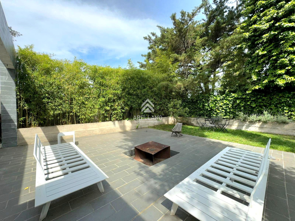 Apartamento ID.5572 - Planta de Categoría apartamento 3 dormitorios moderno con parrillero en Playa Mansa Punta del Este