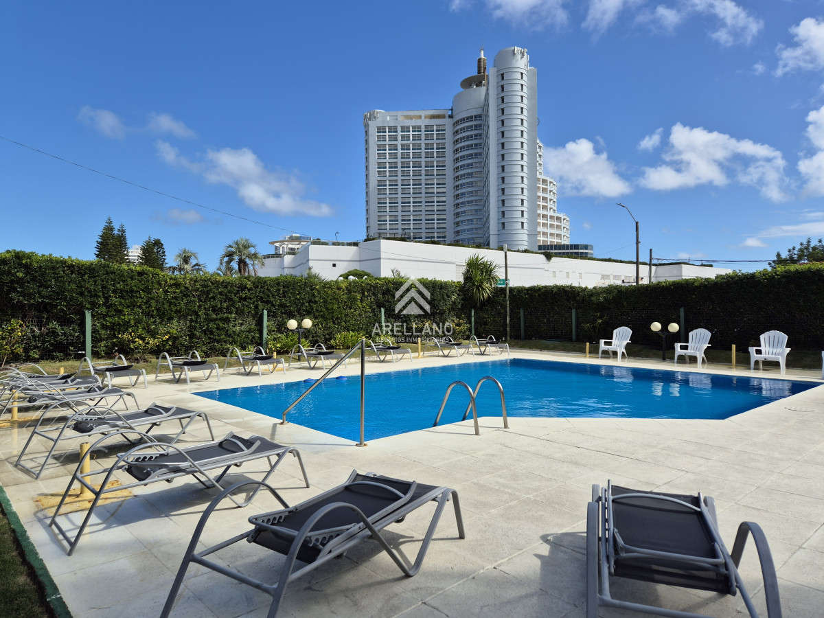 Apartamento ID.4542 - Venta Apartamento 2 dormitorios terraza cochera a sólo 100mts del mar en Playa Mansa Punta del Este