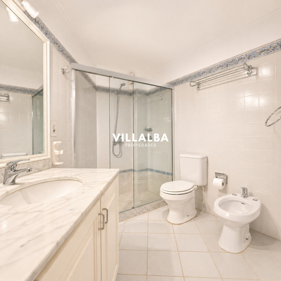 Apartamento ID.4466 - Apartamento de 3 Dormitorios con Vista Parcial al Mar en Playa Mansa - Pinares