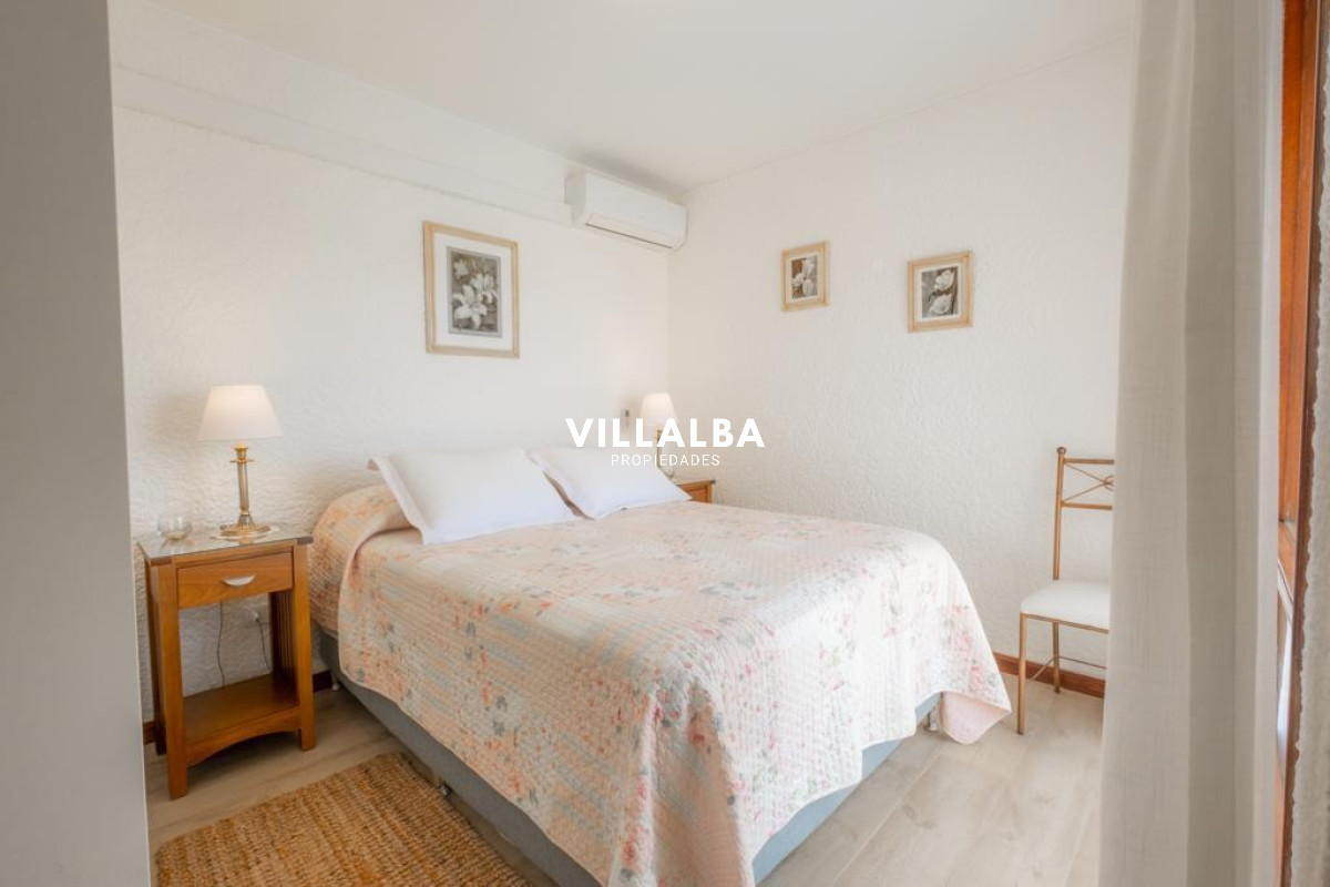 Apartamento ID.4144 - Apartamento 2 dormitorios Vista infinita al mar primera líneA con garage Playa Mansa Punta del Este