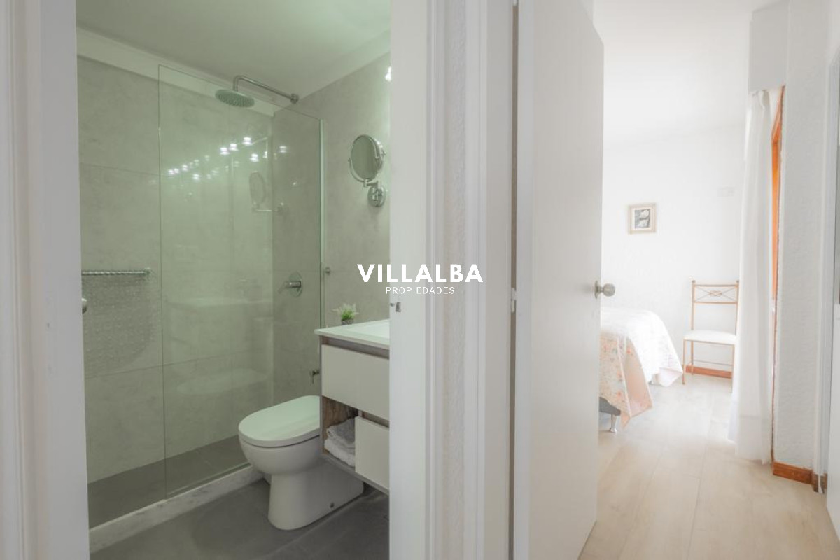 Apartamento ID.4144 - Apartamento 2 dormitorios Vista infinita al mar primera líneA con garage Playa Mansa Punta del Este