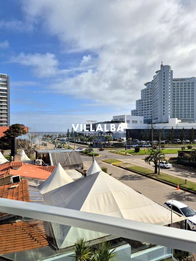 Apartamento ID.4047 - Apartamento 1 dormitorio en venta vista parcial al Mar terraza y cochera Playa Mansa Punta del Este