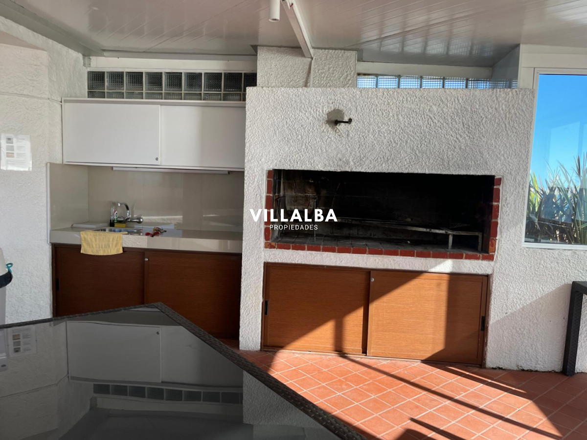 Apartamento ID.4144 - Apartamento 2 dormitorios Vista infinita al mar primera líneA con garage Playa Mansa Punta del Este