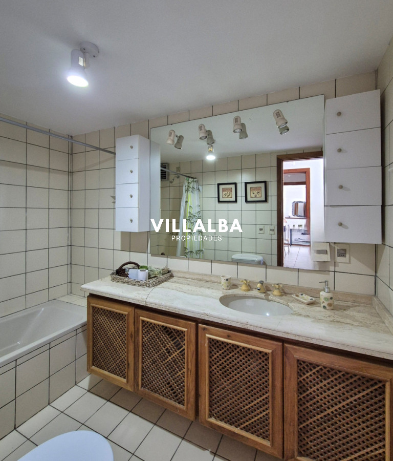 Apartamento ID.4261 - Apartamento 2 dormitorios terraza y garage piso alto con vista al mar a metros de la playa en Playa Mansa Punta del Este