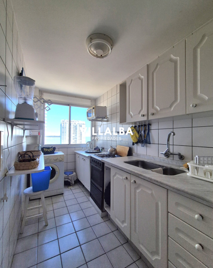 Apartamento ID.4261 - Apartamento 2 dormitorios terraza y garage piso alto con vista al mar a metros de la playa en Playa Mansa Punta del Este