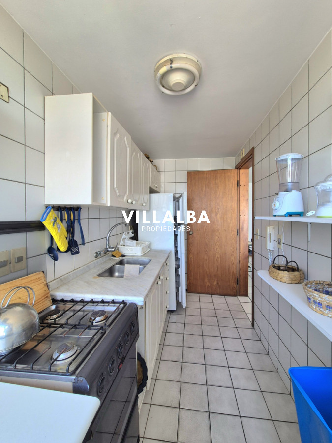 Apartamento ID.4261 - Apartamento 2 dormitorios terraza y garage piso alto con vista al mar a metros de la playa en Playa Mansa Punta del Este