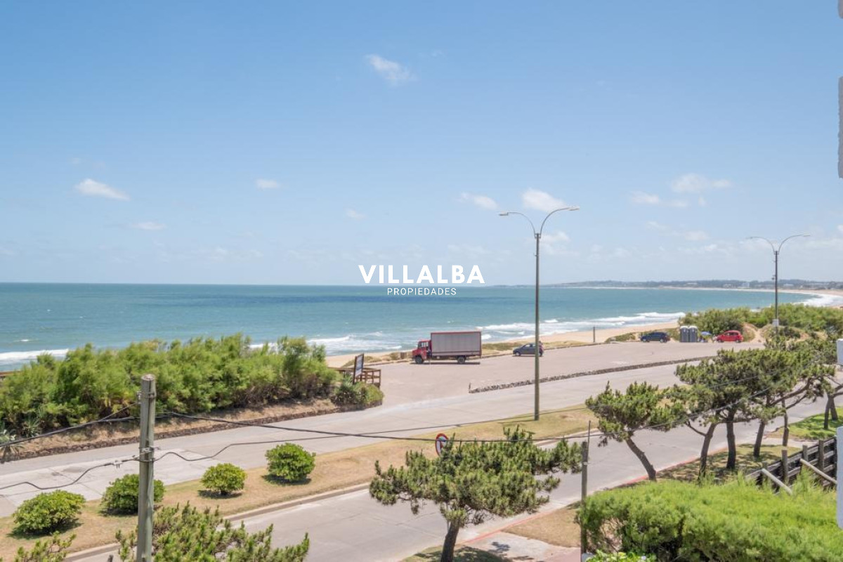 Apartamento ID.4144 - Apartamento 2 dormitorios Vista infinita al mar primera líneA con garage Playa Mansa Punta del Este