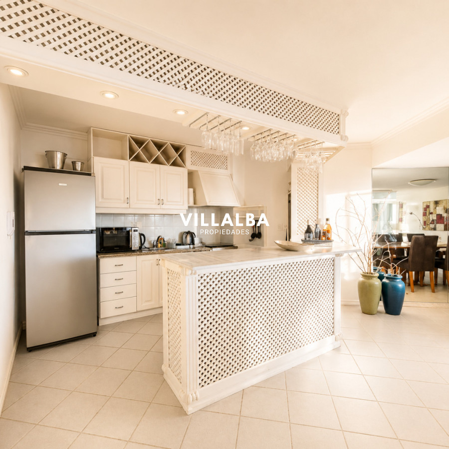Apartamento ID.4466 - Apartamento de 3 Dormitorios con Vista Parcial al Mar en Playa Mansa - Pinares