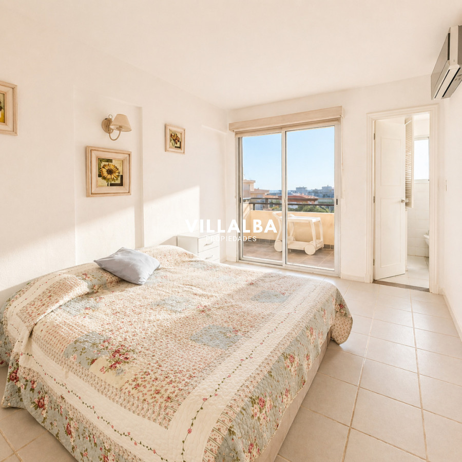 Apartamento ID.4466 - Apartamento de 3 Dormitorios con Vista Parcial al Mar en Playa Mansa - Pinares