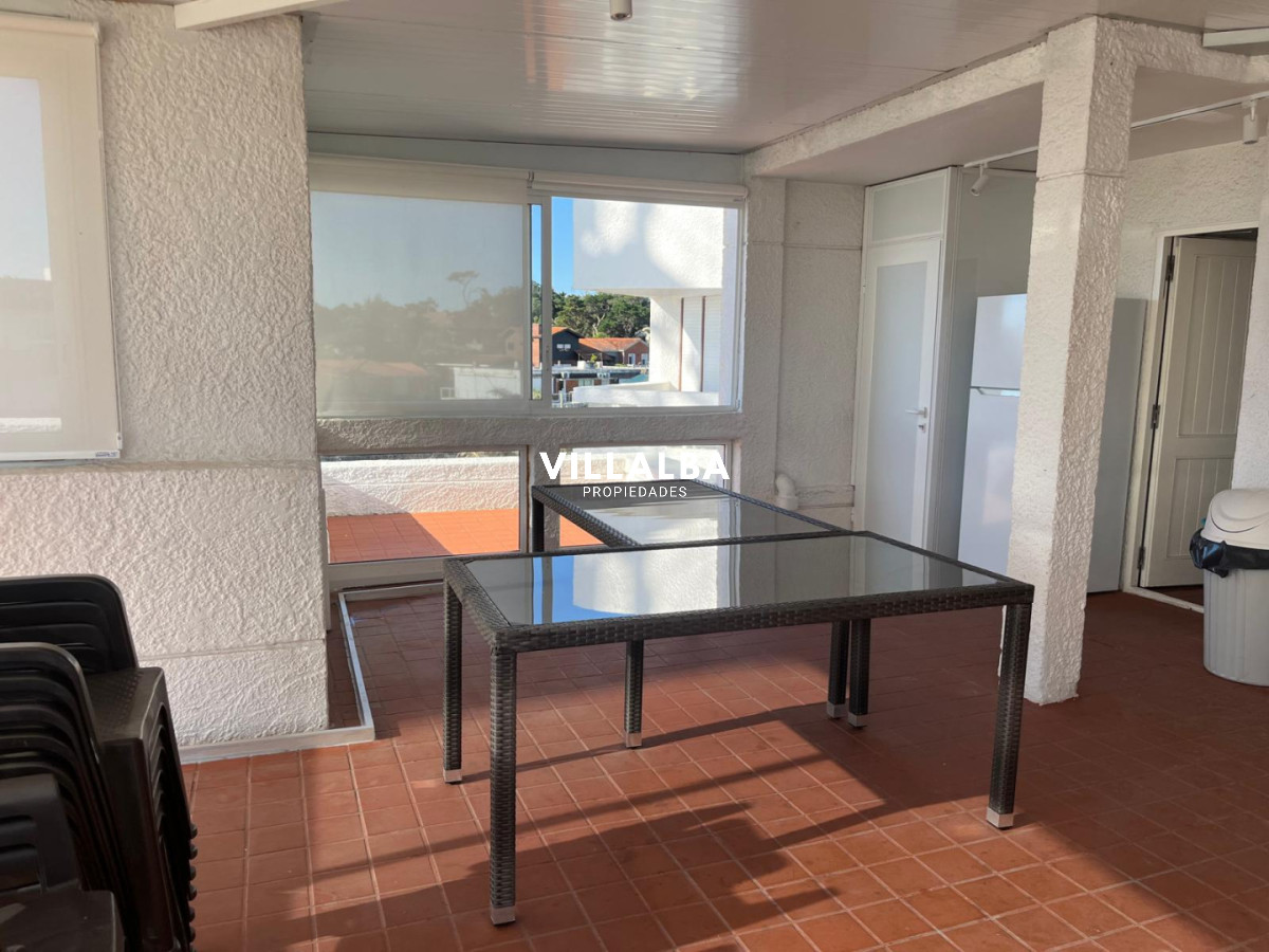 Apartamento ID.4144 - Apartamento 2 dormitorios Vista infinita al mar primera líneA con garage Playa Mansa Punta del Este