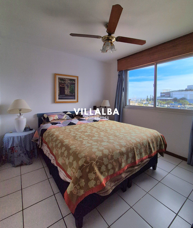 Apartamento ID.4047 - Apartamento 1 dormitorio en venta vista parcial al Mar terraza y cochera Playa Mansa Punta del Este